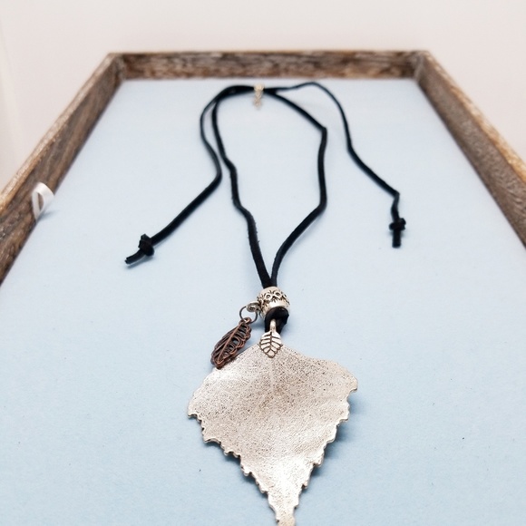 Leaves adjustable leather necklace - Picture 2 of 2
